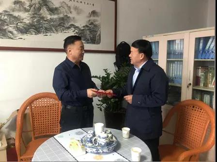 敦煌種業(yè)領(lǐng)導(dǎo)看望慰問公司老干部、老黨員及困難黨員職工